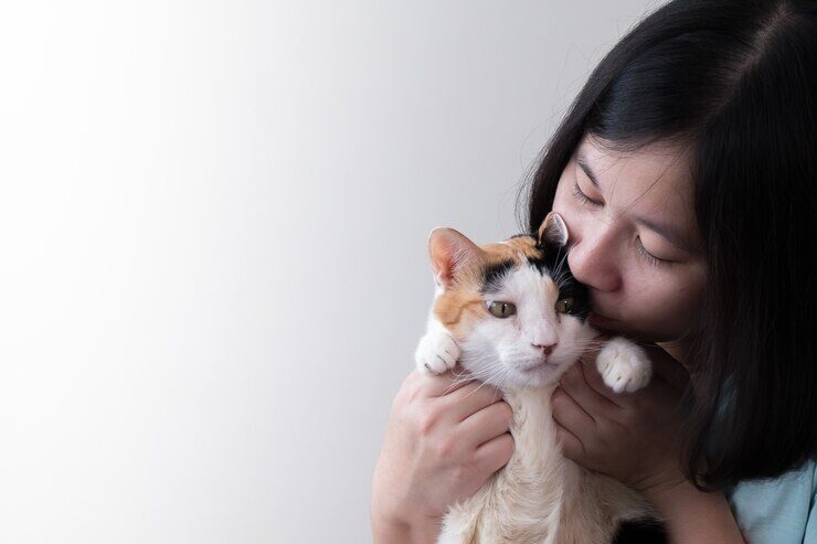 asian-woman-gently-kissing-cat_38791-144